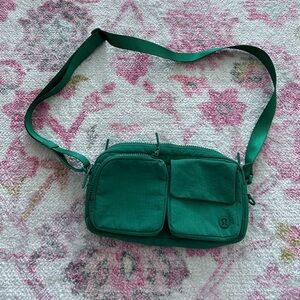 lululemon Multi Pocket Crossbody Bag 2.5L